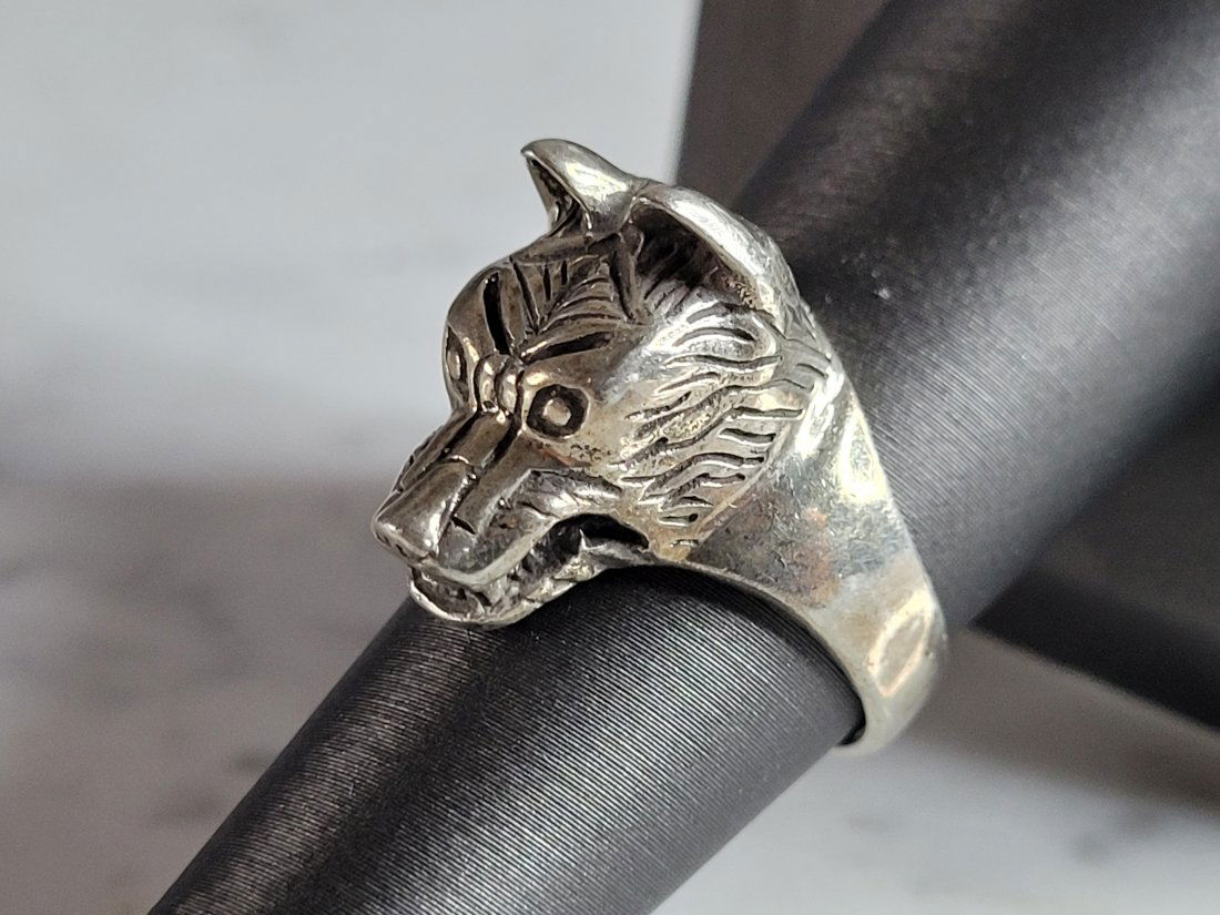 Womens Vintage Estate Sterling Silver Dog Wolf Ring: A WOMENS VINTAGE ESTATE STERLING SILVER DOG OR WOLF RING. RING SIZE IS A 6.75, AND WEIGHS 8.7g. RING IS STAMPED .925. FACE OF RING MEASURES 5/8". THIS WOULD MAKE A NICE GIFT FOR THAT SOMEONE SPECIAL.