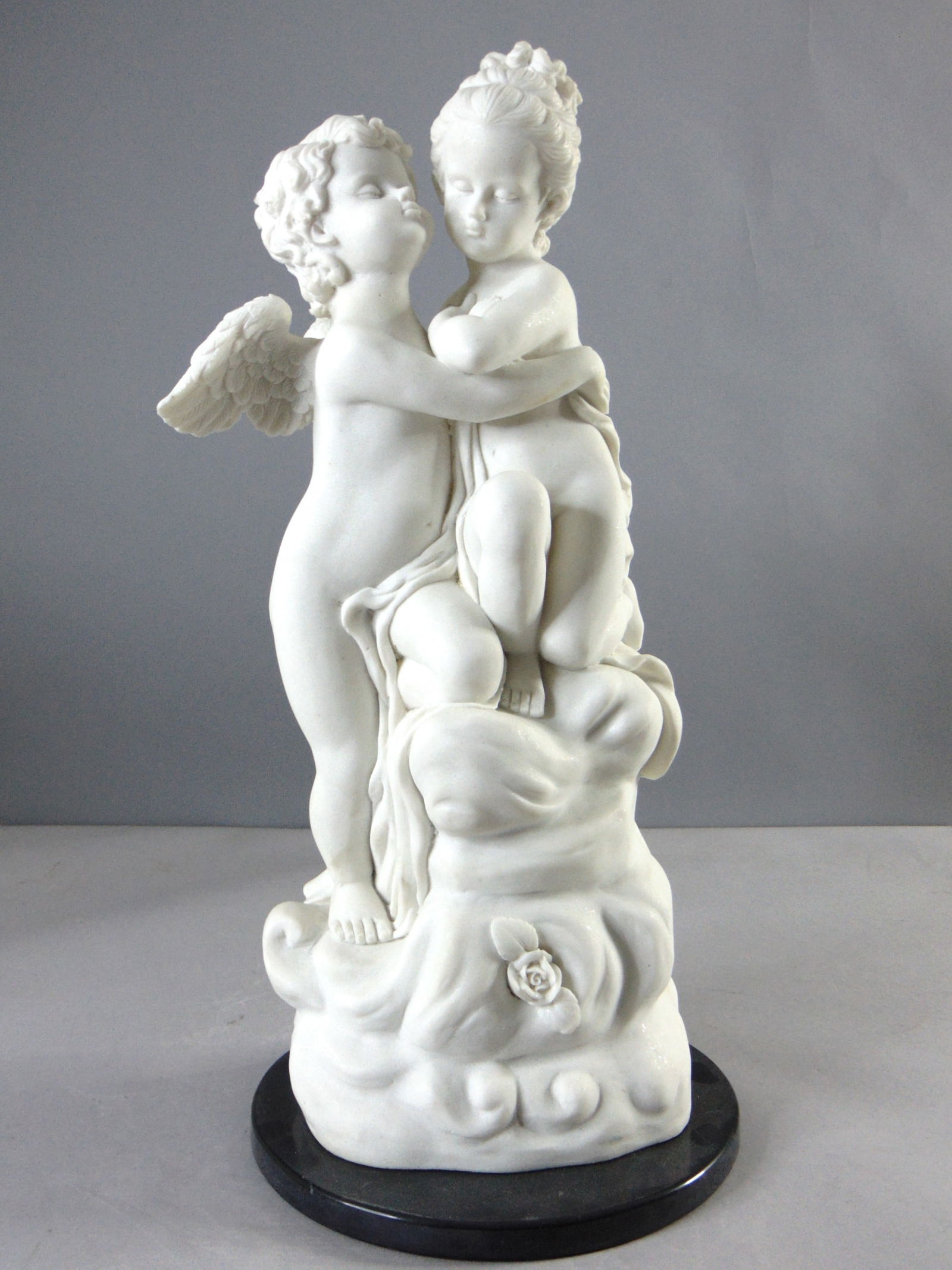 VICTORIAN STATUE OF KISSING CHERUB W/ MARBLE FINISH (1 of 5)