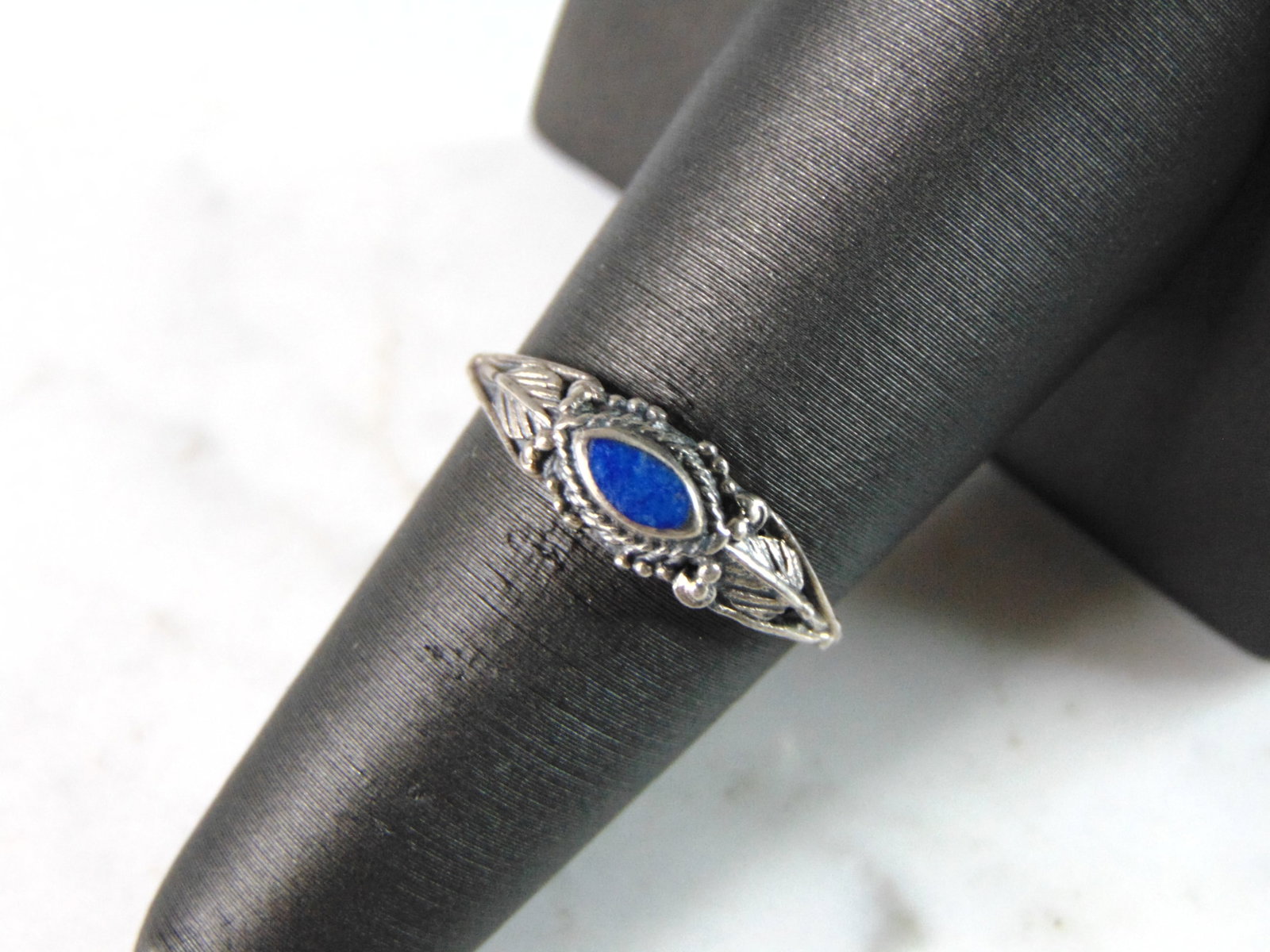 Womens Vintage Estate Sterling Silver Modernist Lapis Ring: THIS ITEM IS A LOVELY WOMENS VINTAGE ESTATE .925 STERLING SILVER MODERNIST LAPIS RING. RING SIZE IS 7.75, AND WEIGHS 1.3g. THIS WOULD MAKE A NICE GIFT FOR THAT SOMEONE SPECIAL. ANY OTHER QUESTIONS PLE