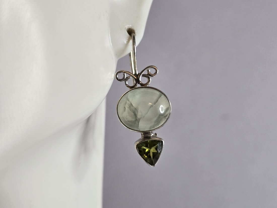 Womens Vintage Estate Sterling Silver Moonstone Peridot ? Earrings: A PAIR OF WOMENS VINTAGE ESTATE STERLING SILVER EARRINGS WITH WHAT APPEARS TO BE MOONSTONE OR QUARTZ WITH PERIDOT COLORED STONES. EARRINGS WEIGH 6.1g AND MEASURES 1 1/4" LONG BY 1/2" WIDE. NOT SURE IF