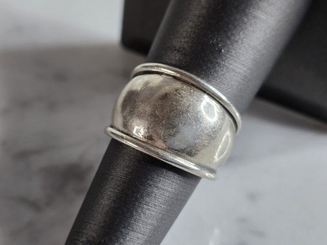 Womens Vintage Estate Sterling Silver Retired James Avery Ring: A WOMENS VINTAGE ESTATE STERLING SILVER RETIRED JAMES AVERY RING. THE TOTAL WEIGHT IS 7.0g, AND IS A SIZE 6.5. THE LENGTH OF THE RING IS 1/2". THIS RING WOULD MAKE A GREAT GIFT FOR SOMEONE SPECIAL. AN