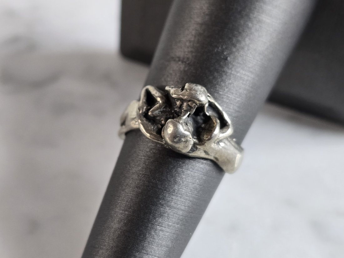 Womens Vintage Estate Sterling Silver Lovers Kissing Ring: A WOMENS VINTAGE ESTATE STERLING SILVER MODERNIST LOVERS KISSING RING. RING SIZE IS A 4.75, AND WEIGHS 4.9g. RING IS STAMPED .925. FACE OF RING MEASURES 3/8". THIS WOULD MAKE A NICE GIFT FOR THAT SOME