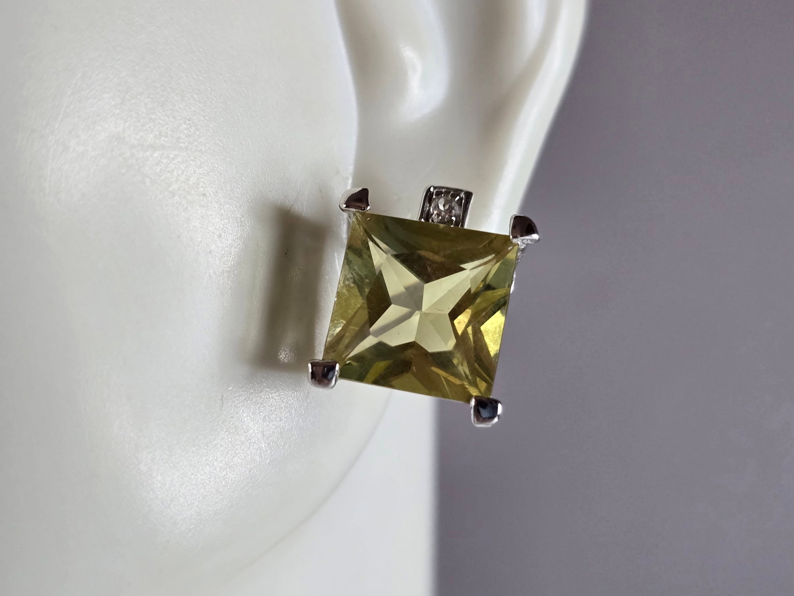 Womens Vintage Estate Sterling Silver Lemon Quartz Earrings: A PAIR OF WOMENS VINTAGE ESTATE STERLING SILVER LEMON QUARTZ COLORED EARRINGS. EARRINGS WEIGH 4.6g AND MEASURE 1/2" LONG BY 3/8" WIDE. NOT SURE IF STONES ARE NATURAL OR MAN MADE. ANY QUESTIONS, PLEASE