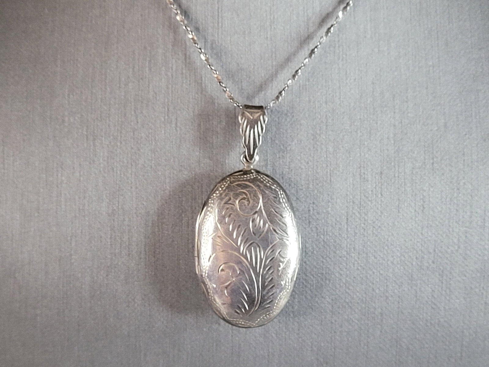 Womens Vintage Estate Sterling Silver Necklace W/ Locket Pendant: A WOMENS VINTAGE ESTATE STERLING SILVER NECKLACE WITH LOCKET PENDANT. THE NECKLACE MEASURES 30" LONG AND THE PENDANT MEASURES 2" BY 1". TOGETHER THEY WEIGH 13.8g. ANY OTHER QUESTIONS PLEASE ASK. BE SU