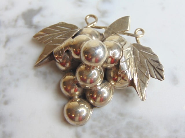 Womens Vintage Sterling Silver Grape Cluster Brooch (1 of 2)