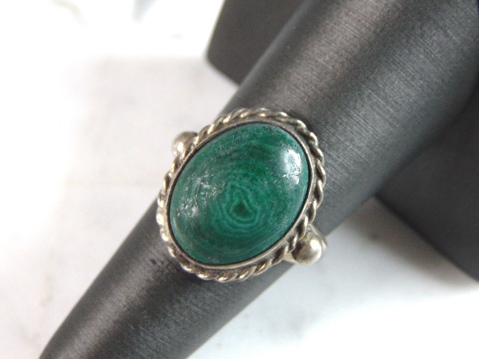 Womens Vintage Estate Sterling Silver Malachite Ring: THIS ITEM IS A LOVELY WOMENS VINTAGE ESTATE STERLING SILVER MALACHITE RING. RING WEIGHS 7.1g AND IS A SIZE 7.5. THIS WOULD MAKE A NICE GIFT FOR THAT SOMEONE SPECIAL. ANY OTHER QUESTIONS PLEASE DO NOT