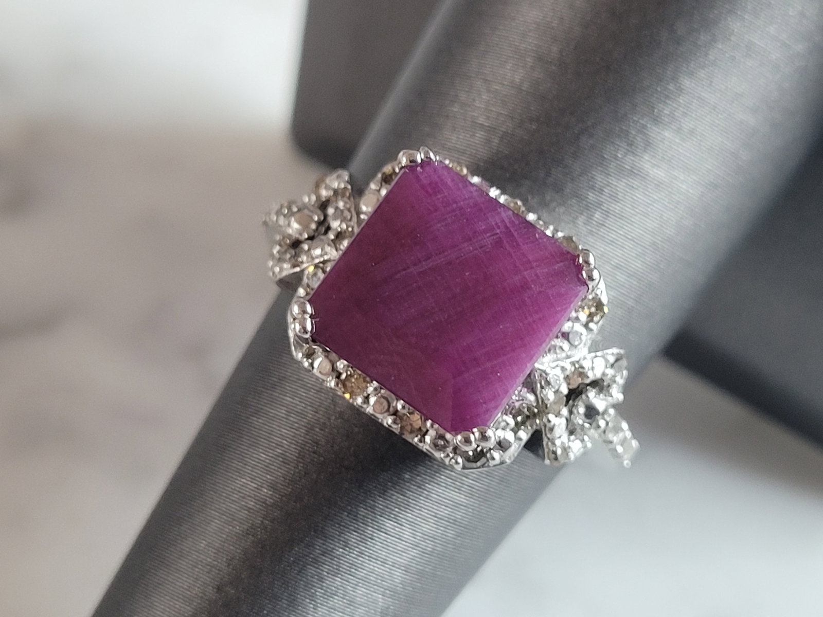 Womens Vintage Estate Sterling Silver Spinel Colored Stone Ring: A WOMENS VINTAGE ESTATE STERLING SILVER RING WITH A SPINEL COLORED STONE. NOT SURE IF THE STONE IS REAL OR NOT. THE RING WEIGHS 5.8g. THE SIZE OF THE RING IS A 8.0. THE WIDTH OF THE RING IS 3/8". ANY 