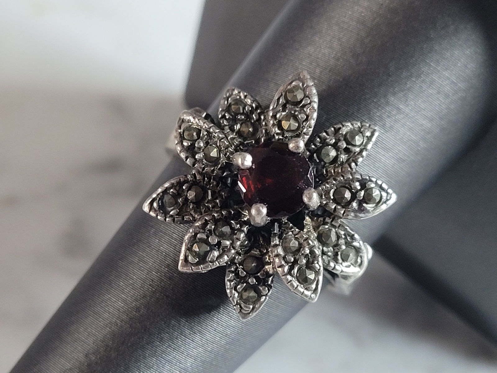 Womens Vintage Estate Sterling Silver Garnet Flower Ring (1 of 5)