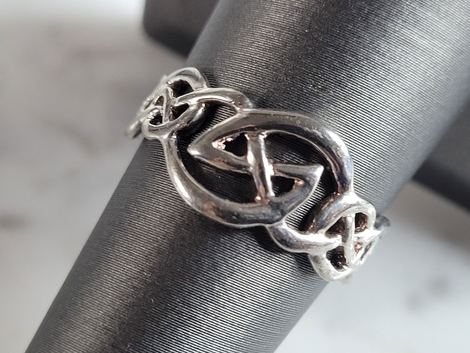 Womens Vintage Estate Sterling Silver Modernist Eternity Ring: A WOMENS VINTAGE ESTATE STERLING SILVER MODERNIST RING. THE TOTAL WEIGHT OF THE RING IS 2.3g. THE RING SIZE IS 7.5. RING FACE MEASURES 3/8" LONG. MAKES A GREAT GIFT FOR THAT SPECIAL SOMEONE. IF ANY QU