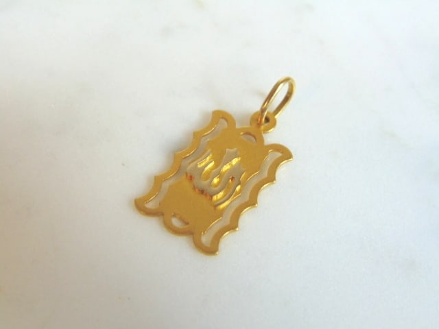 Mens Vintage 18k Yellow Gold Muslim Prayer Pendant: FOR SALE IS THIS LOVELY MENS VINTAGE 18K YELLOW GOLD MUSLIM PRSYER PENDANT . THE TOTAL WEIGHT IS 2.0g. THE PENDANT MEASURES 1 1/8" LONG BY 1/2" WIDE. ANY QUESTIONS PLEASE DONT HESITATE TO ASK. BE SURE