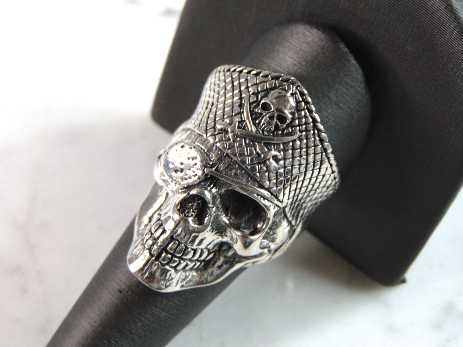 Mens Vintage Estate Sterling Silver Pirate Skull Ring (1 of 6)