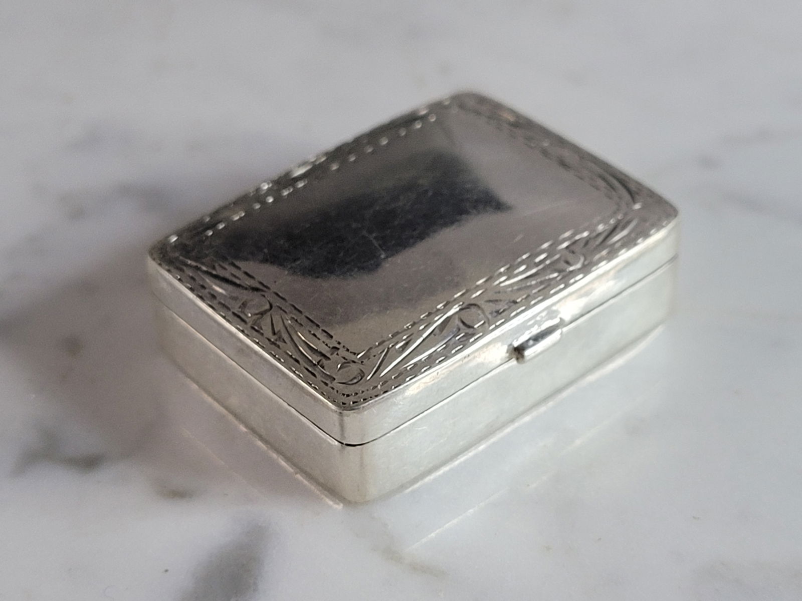 VINTAGE ESTATE STERLING SILVER ETCHED PILL BOX: AN AMAZING VINTAGE ESTATE STERLING SILVER ETCHED PILL BOX. PIECE MEASURES 1 3/8" BY 1"BY 3/8" AND WEIGHS 12.5g. CONDITION LOOKS GREAT. PIECE IS STAMPED " 925". BUYING AS IS. ANY QUESTIONS PLEASE DO NO