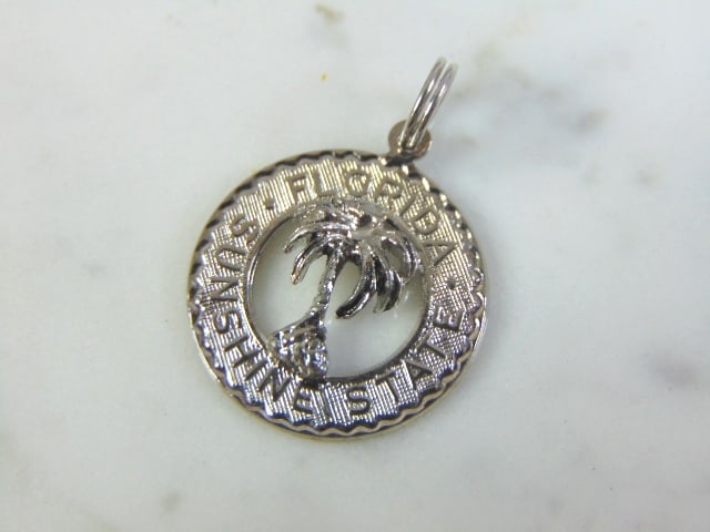 Womens Vintage Estate Sterling Silver Florida Charm: FOR SALE IS THIS WOMENS VINTAGE ESTATE STERLING SILVER FLORIDA CHARM. CHARM WEIGHS 2.3g AND CHARM MEASURES 1 1/8" LONG BY 3/4" WIDE. MAKES A GREAT GIFT FOR THAT SOMEONE SPECIAL. IF ANY QUESTIONS, PLEA