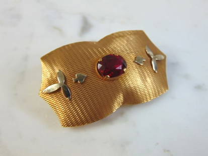 Vintage Estate 18K Yellow Gold Ruby Brooch: FOR SALE IS THIS LOVELY VINTAGE ESTATE 18K YELLOW GOLD RUBY BROOCH. BROOCH HAS A RUBY, NOT SURE IF NATURAL OR MAN MADE. THE BROOCH MEASURES 2" LONG BY 1" WIDE, AND WEIGHS 10.5g. WOULD MAKE A