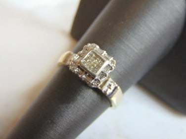 Vintage Estate Women's 10K White Gold Diamond Ring