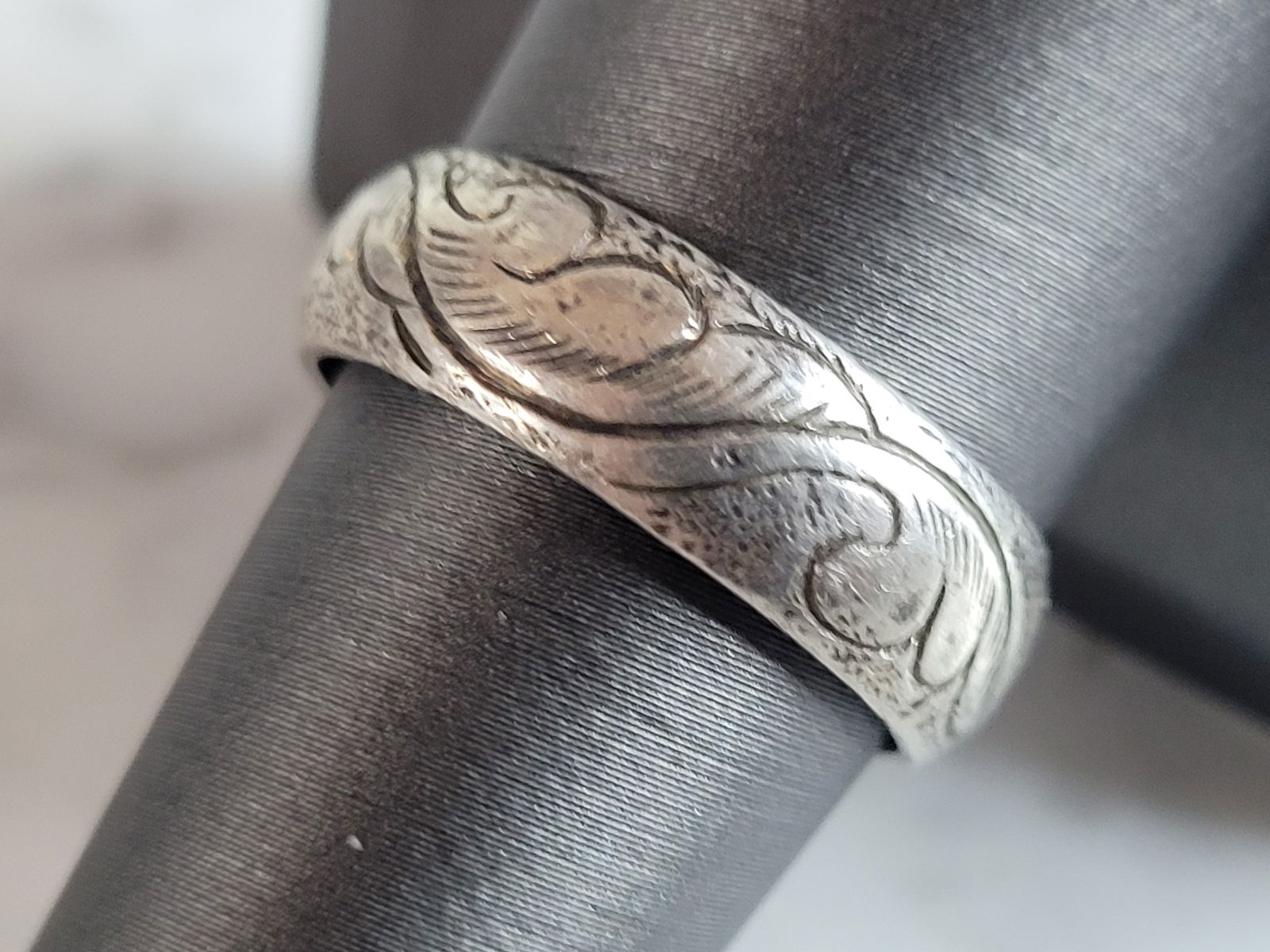 Womens Vintage Estate Sterling Silver Wedding Band Ring: A WOMENS VINTAGE ESTATE STERLING SILVER WEDDING BAND RING. THE TOTAL WEIGHT IS 4.0g, AND IS A SIZE 8.75. WIDTH OF THE RING IS 1/4". THIS RING WOULD MAKE A GREAT GIFT FOR SOMEONE SPECIAL. ANY QUESTIONS