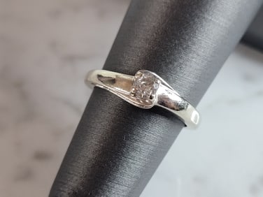 Womens Vintage Estate 10k White Gold Diamond Ring