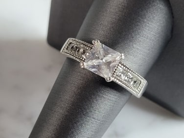 Womens Vintage Sterling Silver Ring w/ Cubic Zirconia