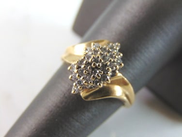 Womens Vintage Estate 10K Gold Diamond Cluster Ring