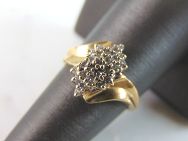 Womens Vintage Estate 10K Gold Diamond Cluster Ring (1 of 5)