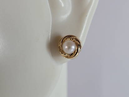 Pr Womens Vintage Estate 14K Yellow Gold Pearl Stud Earrings: A PAIR OF WOMENS 14K YELLOW GOLD PEARL STUD EARRINGS. THE EARRINGS WEIGH 0.3g. EARRINGS MEASURE 1/2" LONG BY 1/4" WIDE. EARRINGS ARE MARKED ON THE STEMS "585". EARRINGS JUST NEED BACKINGS. 