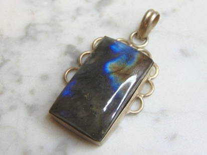 Womens Sterling Silver Labradorite Stone Pendant: FOR SALE IS THIS WOMENS VINTAGE ESTATE .925 STERLING SILVER LABRADORITE STONE PENDANT. NOT SURE IF STONES ARE REAL OR MAN MADE. PENDANT WEIGHS 15.4g AND PENDANT MEASURES 2 1/8" LONG BY 1 1/8" WIDE. MA