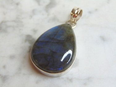 Womens Sterling Silver Labradorite Stone Pendant