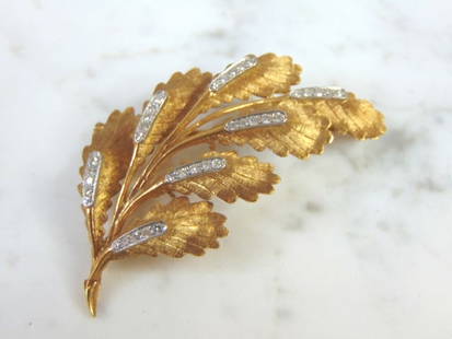 Womens Vintage Estate 18K Gold Diamond Oak Leaf Brooch: FOR SALE IS THIS LOVELY VINTAGE 18K YELLOW GOLD DIAMOND OAK LEAF BROOCH. THERE ARE ABOUT 1.05cts OF DIAMONDS IN THIS BROOCH. THE BROOCH WEIGHS 14.5g, AND MEASURES 2 1/4" LONG BY 1 1/8" WIDE. PIECE IS