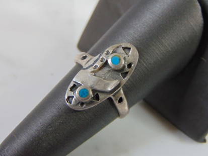 Womens Vintage Estate Sterling Silver Modern Abstract Turquoise Ring: FOR SALE IS A LOVELY VINTAGE ESTATE STERLING SILVER RING WITH TURQUOISE INLAY. THE RING SIZE IS 8.25, AND WEIGHS 5.4g. THIS WOULD MAKE A NICE GIFT FOR THAT SOMEONE SPECIAL. ANY OTHER QUESTIONS, PLEASE