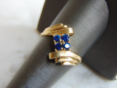 Womens Vintage Estate 10k Gold Blue Sapphire ? Ring