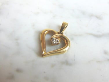 Womens 14K Yellow Gold Heart Pendant w/ Diamond Chip