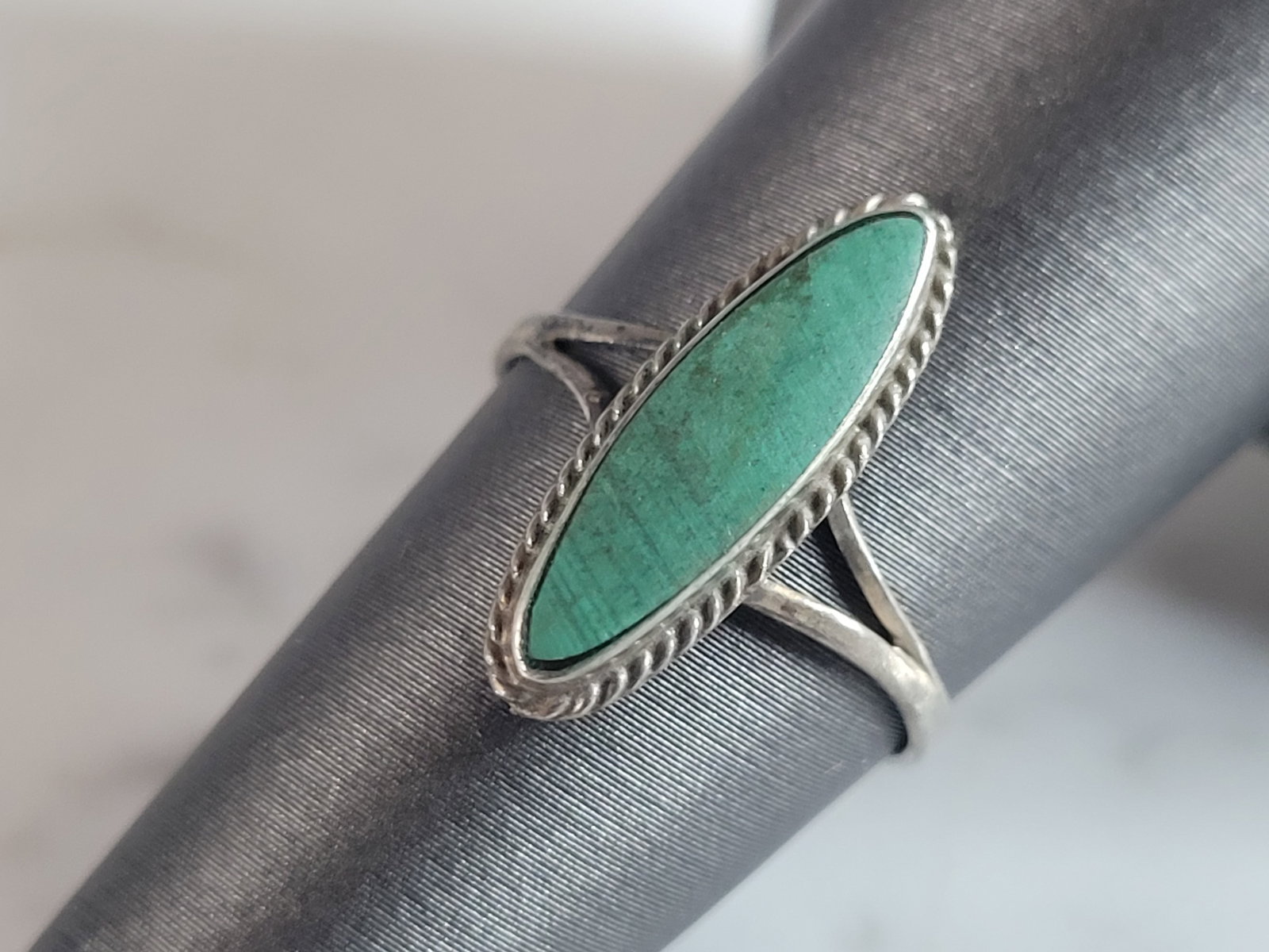 Womens Vintage Estate Sterling Silver Malachite Ring: A WOMENS VINTAGE ESTATE STERLING SILVER MALACHITE RING. THE RING SIZE IS 5.75, AND WEIGHS 1.7g. THE WIDTH OF THE RING IS 5/8. THIS WOULD MAKE A NICE GIFT FOR THAT SOMEONE SPECIAL. ANY OTHER QUESTIONS,