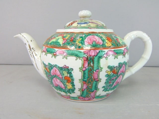 COLLECTIBLE HAND PAINTED CHINESE PORCELAIN TEAPOT (1 of 8)