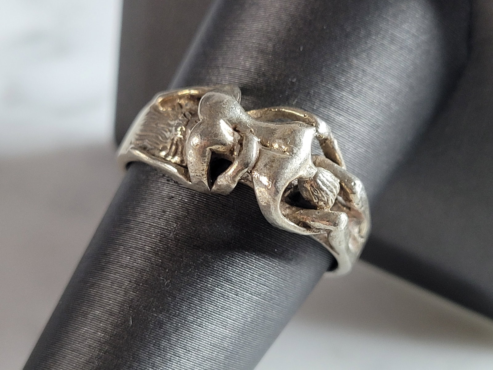 Womens Vintage Estate Sterling Silver Lovers Entwined Explicit Ring: A WOMENS VINTAGE ESTATE STERLING SILVER LOVER ENTWINED EXPLICIT RING. RING SIZE IS A 9.0, AND WEIGHS 4.9g. RING IS STAMPED .925. FACE OF RING MEASURES 3/8". THIS WOULD MAKE A NICE GIFT FOR THAT SOMEON