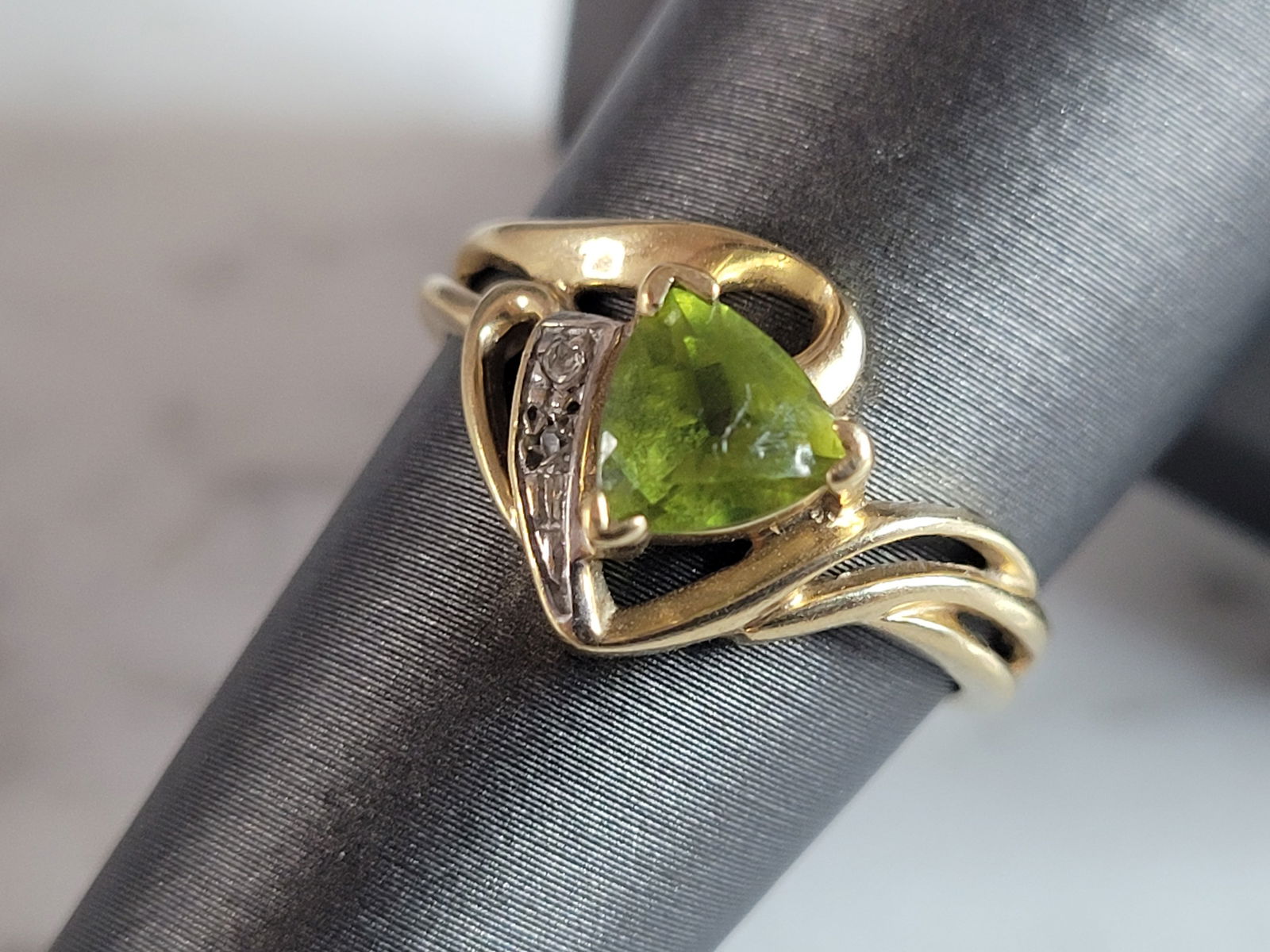 Womens Vintage Estate 10K Yellow Gold Peridot Diamond Ring (1 of 6)