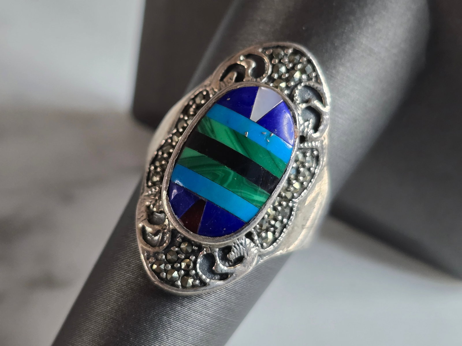 Womens Vintage Estate Sterling Silver Southwestern Ring: A WOMENS VINTAGE ESTATE STERLING SILVER SOUTHWESTERN INLAY RING. RING SIZE IS 8.25, AND WEIGHS 7.1g. THE LENGTH OF THE RING IS 1". GOOD CONDITION BUT AS YOU MAY BE ABLE TO SEE ITS MISSING A LITTLE WHI