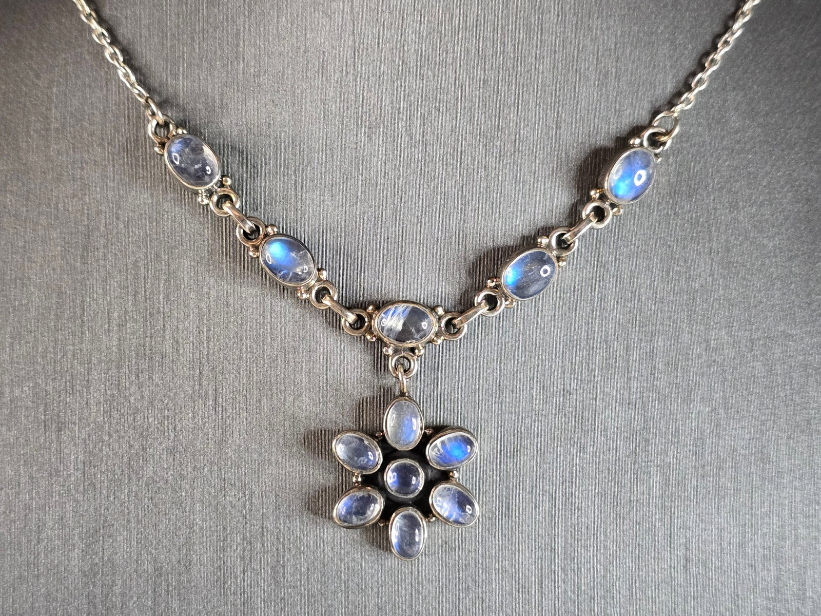Womens Vintage Estate Sterling Silver Necklace w/ Moonstone: A WOMENS VINTAGE ESTATE STERLING SILVER NECKLACE WITH WHAT APPEARS TO BE MOONSTONE. THE NECKLACE WEIGHS 11.3g AND MEASURES 17 3/4" LONG. PENDANT PART MEASURES 7/8" BY 3/4". THIS WOULD MAKE A NICE GIFT