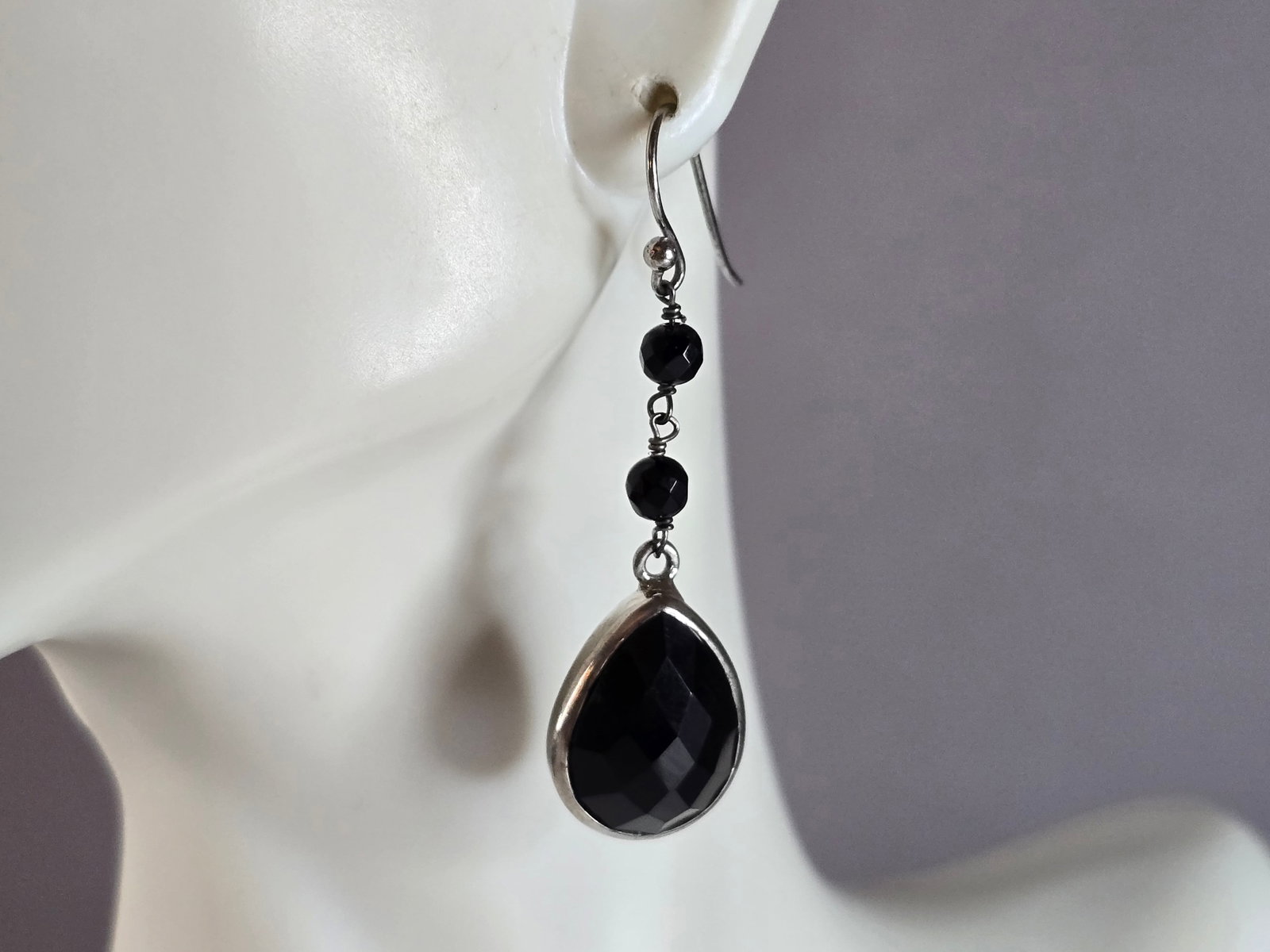 Womens Vintage Estate Sterling Silver Deco Onyx Earrings: A PAIR OF WOMENS STERLING SILVER ART DECO STYLE ONYX EARRINGS. EARRINGS WEIGH 6.4g, AND MEASURE 1 3/4" LONG BY 1/2" WIDE. ANY QUESTIONS, PLEASE DO NOT HESITATE TO ASK. BE SURE TO CHECK OUT SOME OF MY 
