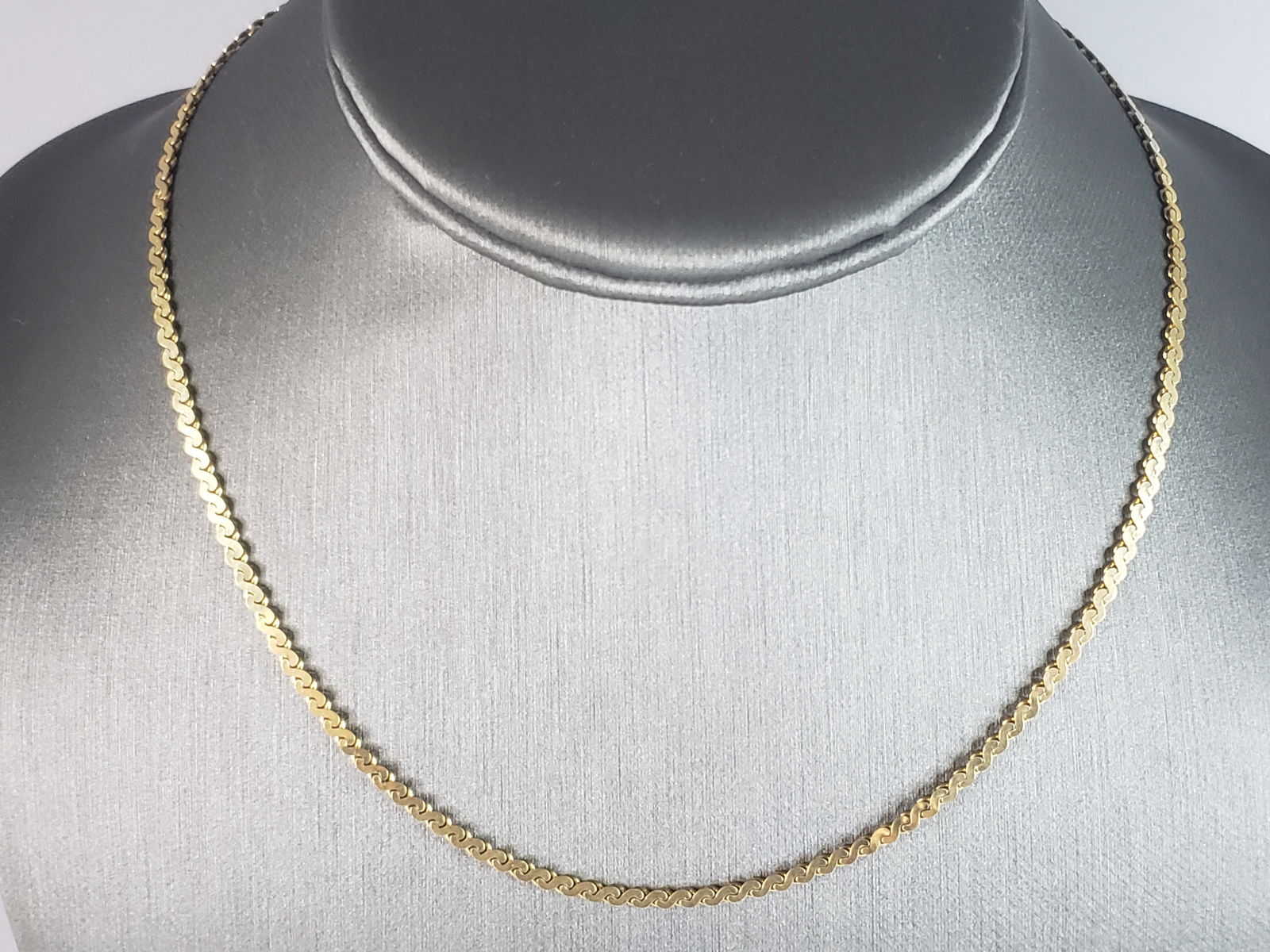 Womens Vintage Estate 14K Yellow Gold Chain Necklace: FOR SALE IS THIS LOVELY VINTAGE ESTATE 14K YELLOW GOLD CHAIN NECKLACE . THE NECKLACE WEIGHS 8.0g, AND MEASURES 16 1/2" LONG BY 1/8" WIDE. NECKLACE IS MARKED ON THE CLASP. THIS MAKES A GREAT GIFT FOR T