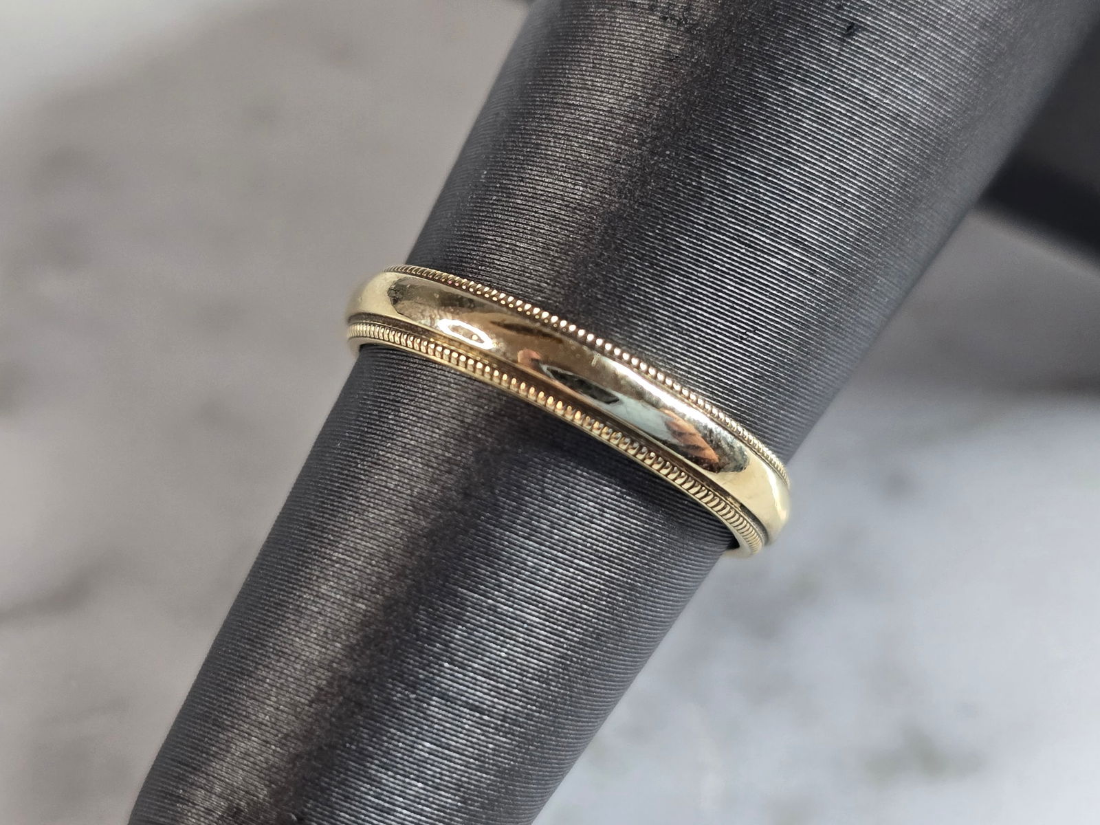 Womens Vintage Estate 14k Yellow Gold Wedding Ring Band: A WOMENS VINTAGE ESTATE 14K GOLD WEDDING BAND . THE SIZE OF THE RING IS A 5.0, AND WEIGHS 2.1g. THE WIDTH OF THE BAND IS 1/8". RING IS STAMPED "14K, KMTZ". ANY QUESTIONS PLEASE DO NOT HESITATE TO ASK.