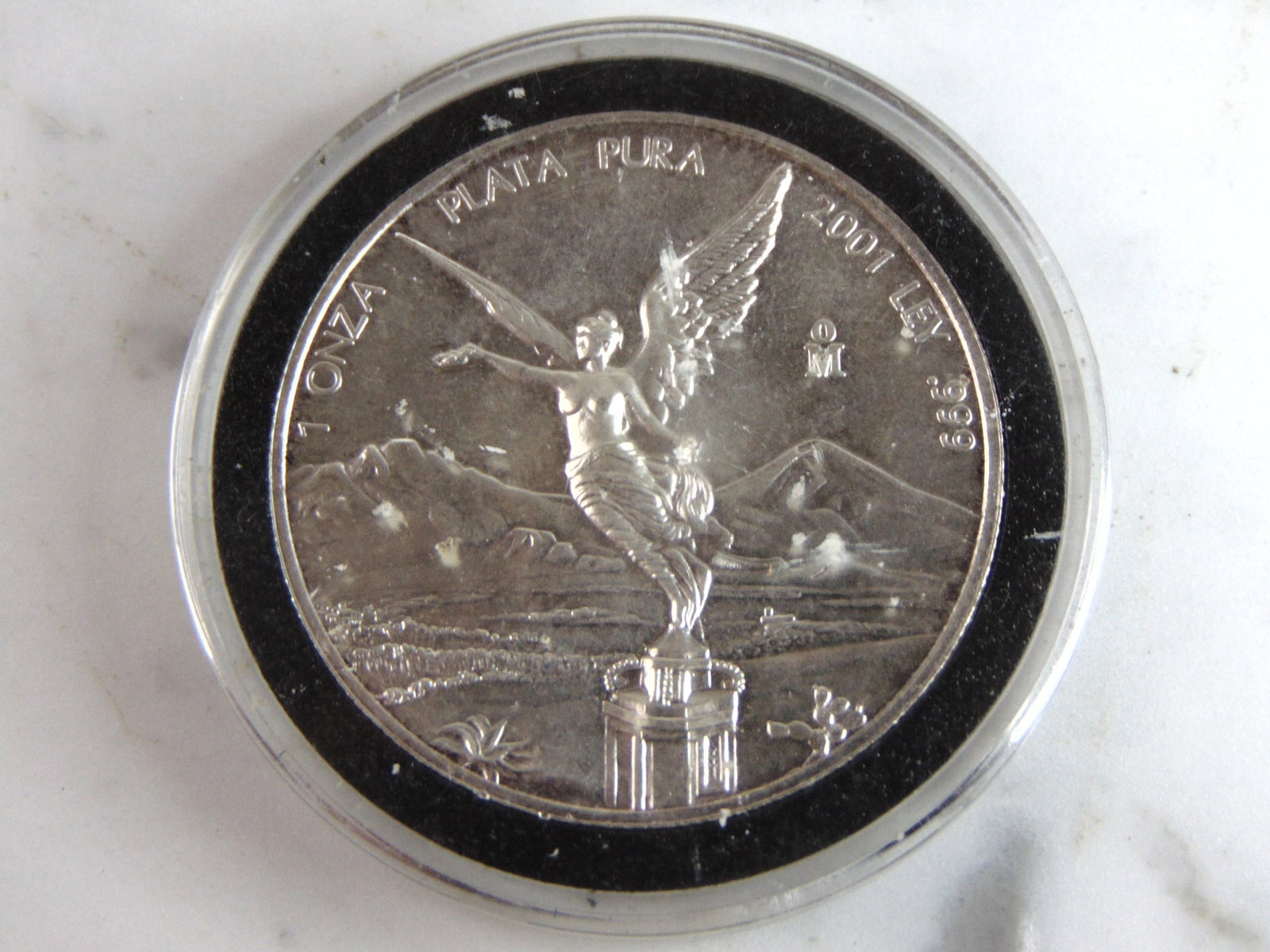 2001 Mexican Fine Silver Libertad 1oz. Coin: FOR SALE IS THIS 2001 MEXICAN FINE SILVER LIBERTAD 1OZ. COIN. WE ARE NOT COIN EXPERTS WHEN IT COMES TO PROPER GRADING. PICTURES SHOULD BE CLEAR ENOUGH TO SEE ANY KIND OF BLEMISHES. BUYING AS IS. WOULD