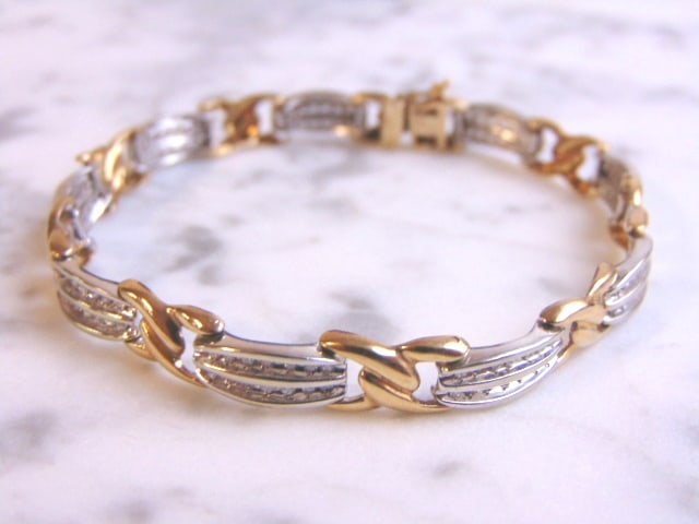 Womens 10K Yellow & White Gold Diamond Tennis Bracelet: FOR SALE IS THIS LOVELY WOMENS VINTAGE ESTATE 10K YELLOW & WHITE GOLD TENNIS BRACELET WITH ABOUT 1.26cts OF DIAMONDS. THE BRACELET MEASURES 7 1/2" LONG BY 1/4" WIDE, AND WEIGHS 14.3g. WOULD MAKE A GRE