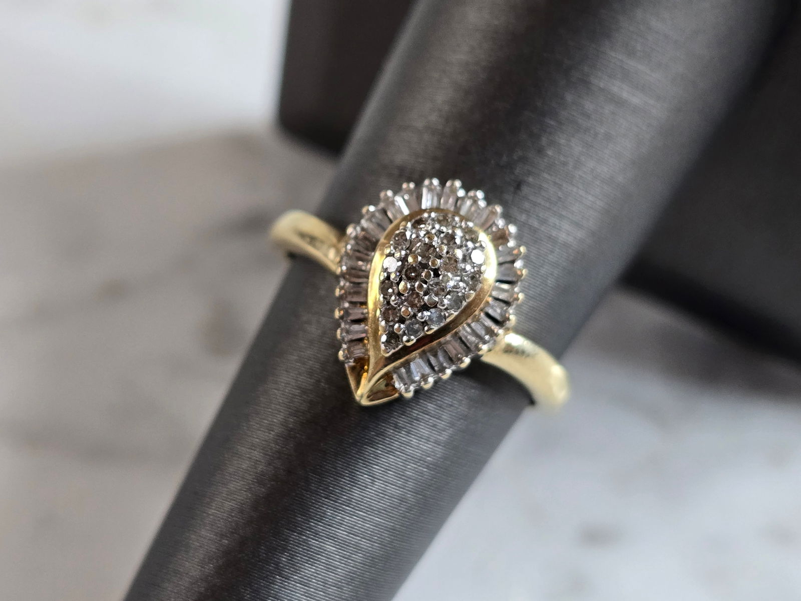 Womens Vintage Estate 10K Yellow Gold Diamond Cluster Ring (1 of 6)