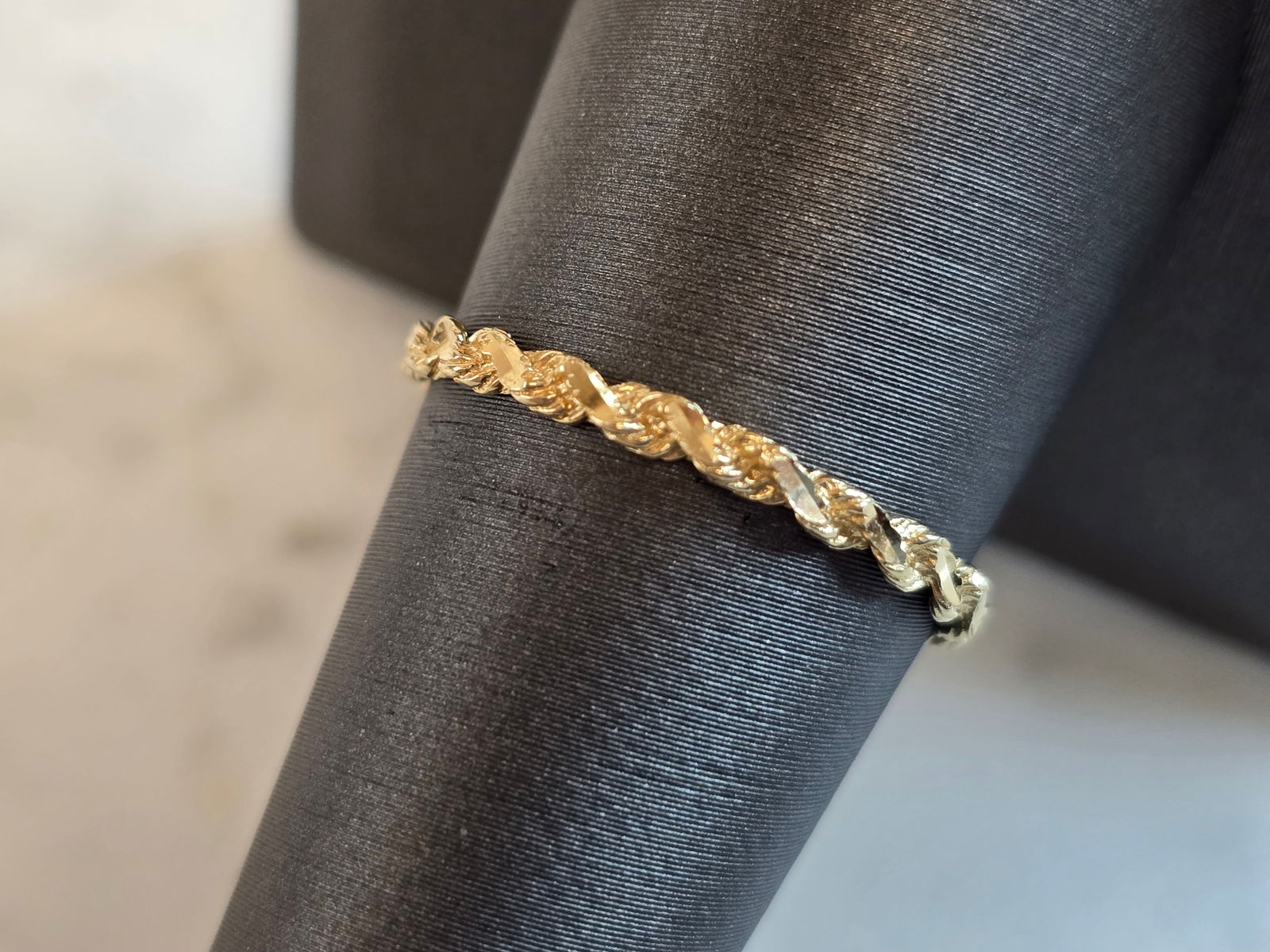 Womens Vintage Estate 14k Yellow Gold Rope Wedding Band Ring 1.2g #E1373: A WOMENS VINTAGE ESTATE 14K GOLD ROPE WEDDING BAND. RING IS MARKED ON THE INSIDE " 14K". THE SIZE OF THE RING IS A 9.0. THE RING WEIGHS 1.2g AND IS 1/16" WIDE. ANY QUESTIONS PLEASE DO NOT HESITATE TO