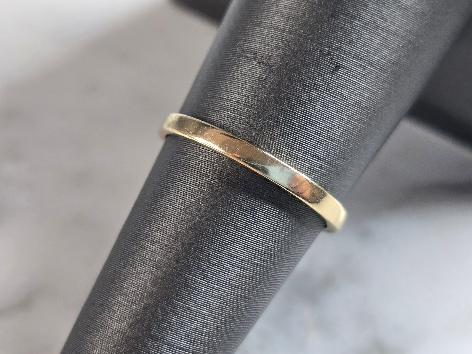 Womens Vintage Estate 14k Yellow Gold Wedding Ring Band: A WOMENS VINTAGE ESTATE 14k GOLD WEDDING BAND RING. THE RING WEIGHS 1.9g AND MEASURES 1/16" WIDE. RING IS A SIZE 6.25 AND IS STAMPED "14K, GSS". MAKES A GREAT GIFT FOR THAT SOMEONE SPECIAL. ANY QUESTI