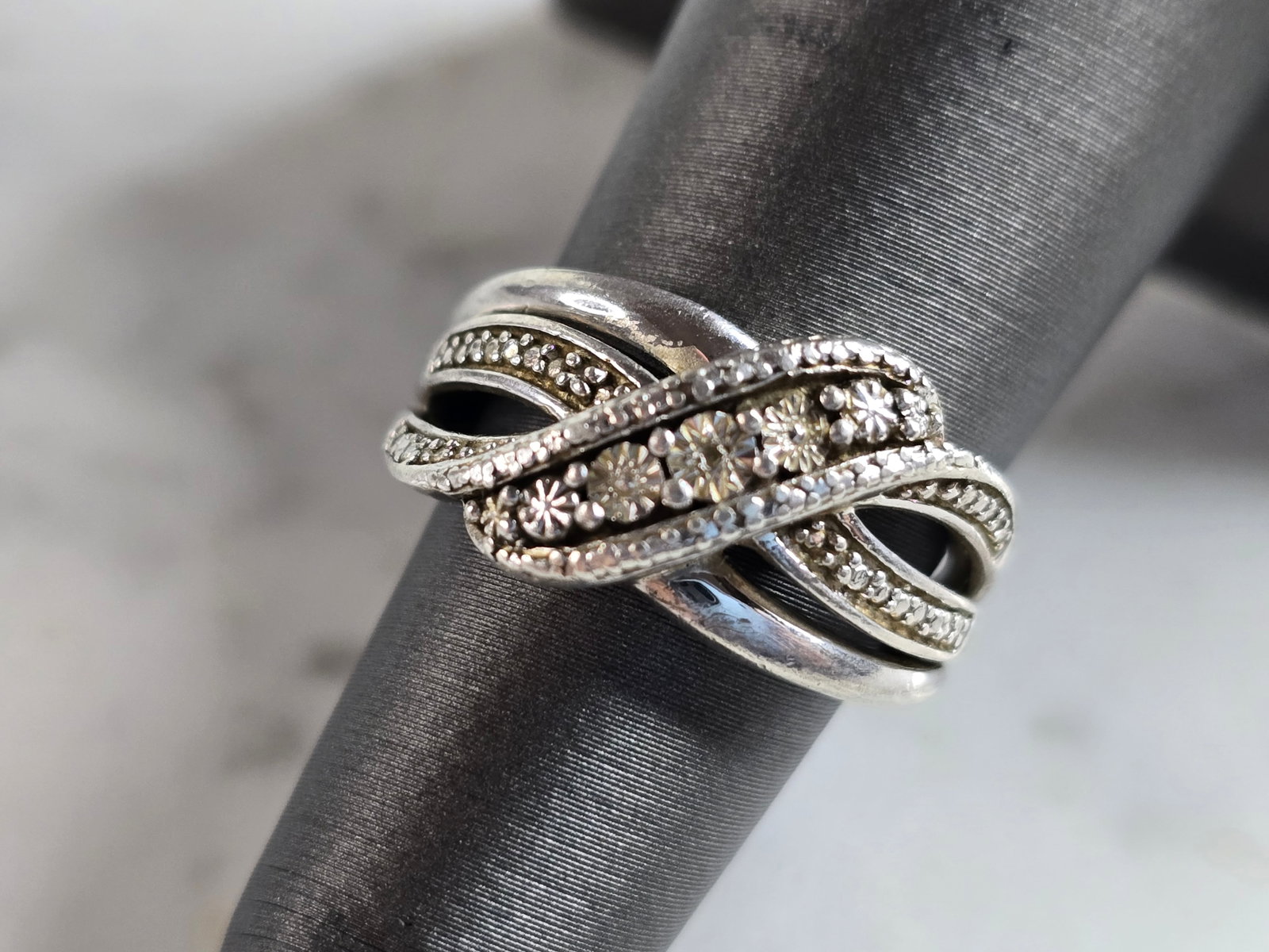 Womens Vintage Estate Sterling Silver Modernist Ring: A WOMENS VINTAGE ESTATE STERLING SILVER MODERNIST RING. THE RING WEIGHS 3.6g, AND IS A SIZE 5.0. THE WIDTH OF THE RING IS 3/8". RING WOULD MAKE A GREAT GIFT FOR SOMEONE SPECIAL. ANY QUESTIONS PLEASE D