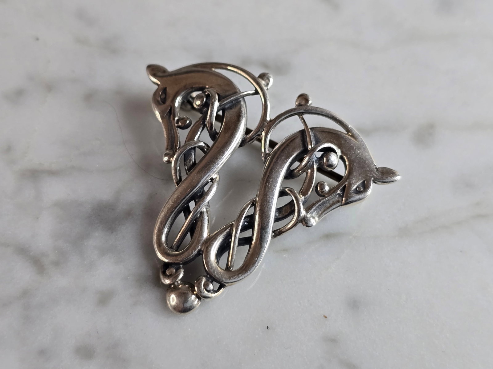 Womens Vintage Estate Sterling Silver Modernist Seahorse Brooch: A WOMENS VINTAGE ESTATE STERLING SILVER MODERNIST OR CELTIC SEAHORSE BROOCH. THE BROOCH MEASURES 1 1/8" LONG BY 1 1/4" WIDE, AND WEIGHS 5.3g. ANY QUESTIONS, PLEASE DON'T HESITATE TO ASK. MAKES AN ATTR