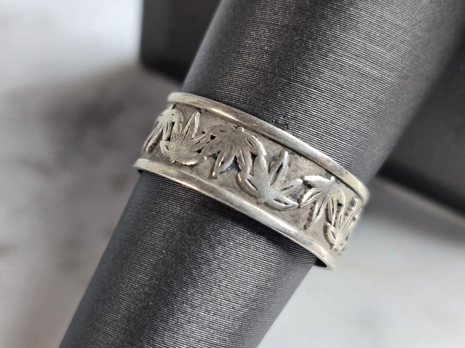 Mens Vintage Sterling Silver Cannabis Marijuana Pot Weed Band Ring (1 of 4)