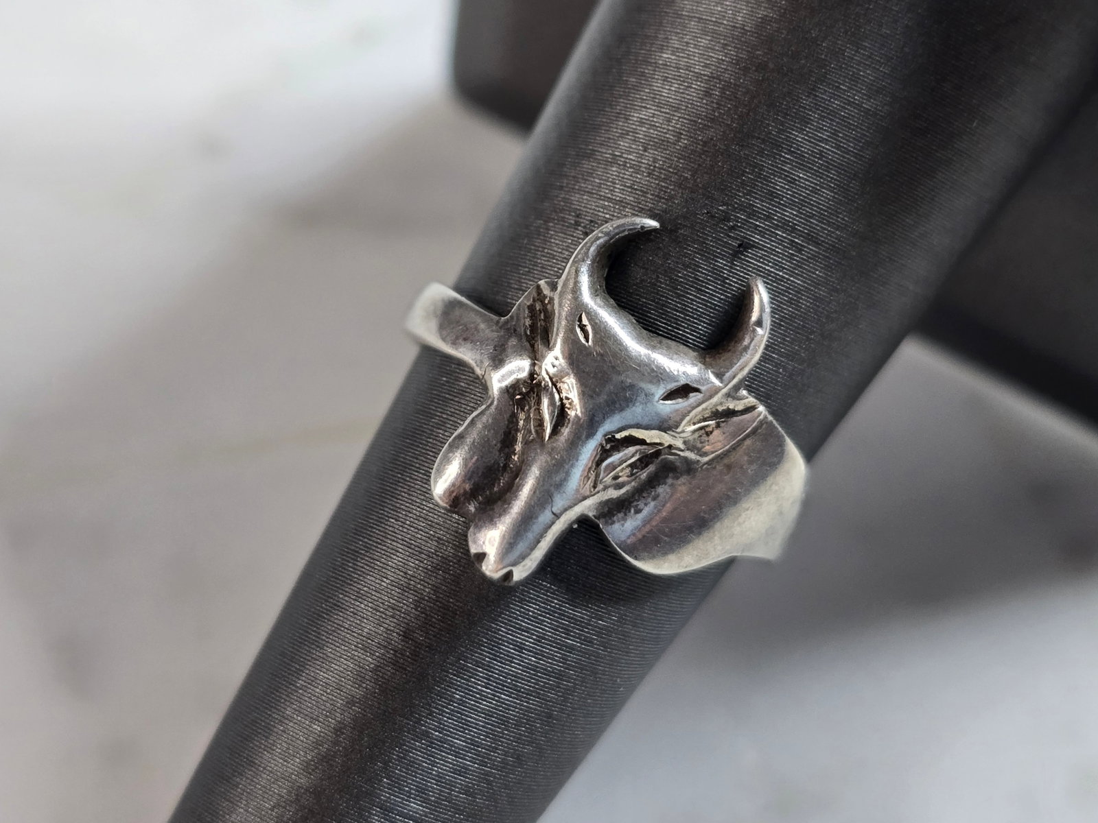 Womens Vintage Estate Sterling Silver Bull Cow Skull Ring: A WOMENS VINTAGE ESTATE STERLING SILVER COW SKULL RING. THE RING WEIGHS 3.7g AND IS A SIZE 7.0. THE LENGTH OF THE RING IS 5/8". THIS RING WOULD BE A WONDERFUL GIFT FOR THAT SPECIAL SOMEONE. ANY QUESTI