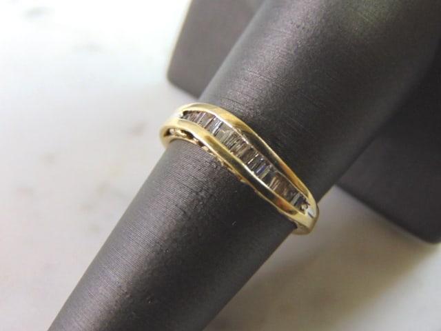 Womens Vintage Estate 10K Yellow Gold Diamond Ring: FOR SALE IS THIS WOMENS VINTAGE ESTATE 10K YELLOW GOLD DIAMOND RING. THE RING WEIGHS 1.8g, AND IS A SIZE 7.0. THERE ARE ABOUT .20cts OF DIAMONDS. THIS MAKES A LOVELY GIFT FOR THAT SOMEONE SPECIAL. ANY